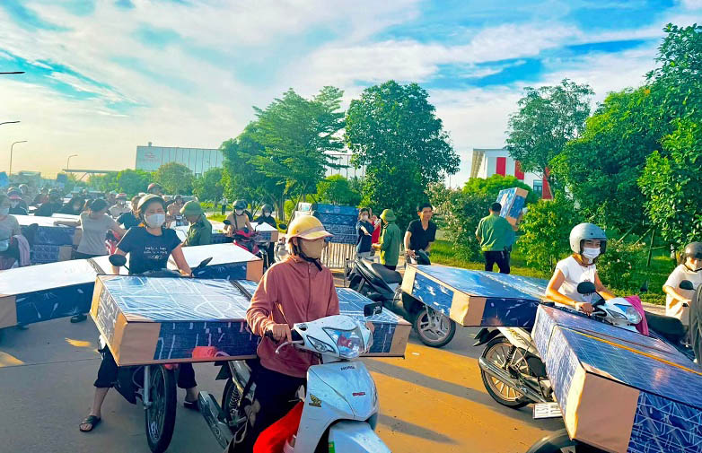 Hàng nghìn công nhân may bất ngờ nhận quà là những chiếc đệm trị giá hàng triệu đồng