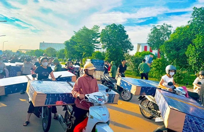 Công nhân lao động chi nhánh Sông Hồng 10 vui vẻ chở đệm về nhà. Ảnh: Công ty Sông Hồng 11 cung cấp