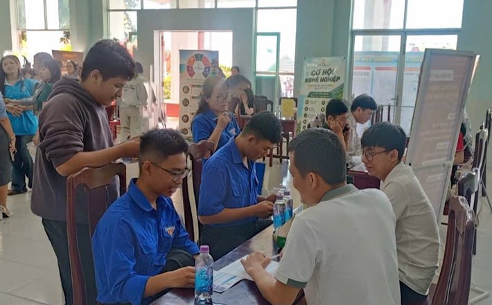 Phiên giao dịch việc làm năm 2026 tại phường Cam Ranh. Ảnh: Trung tâm dịch vụ việc làm