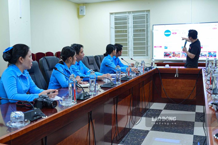 Buổi trao đổi nghiệp vụ giữa Báo Lao Động - Báo Heng Ngan và Ban Thông tin Đại chúng (Trung ương Liên hiệp Công đoàn Lào). Ảnh: Đinh Thiện