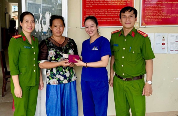 Người nhặt được chiếc ví trao trả lại tài sản trước sự chứng kiến của công an. Ảnh: Công an cung cấp
