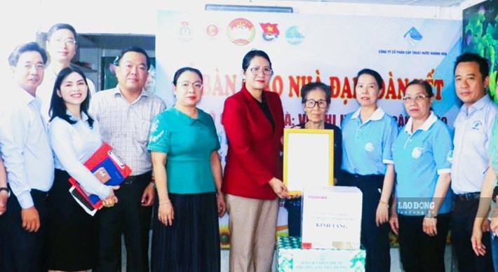 Lãnh đạo Ủy ban MTTQ Việt Nam phường Tây Nha Trang và các đơn vị tài trợ trao quyết định bàn giao nhà Đại đoàn kết cho gia đình bà Võ Thị Hóa. Ảnh: Phương Linh