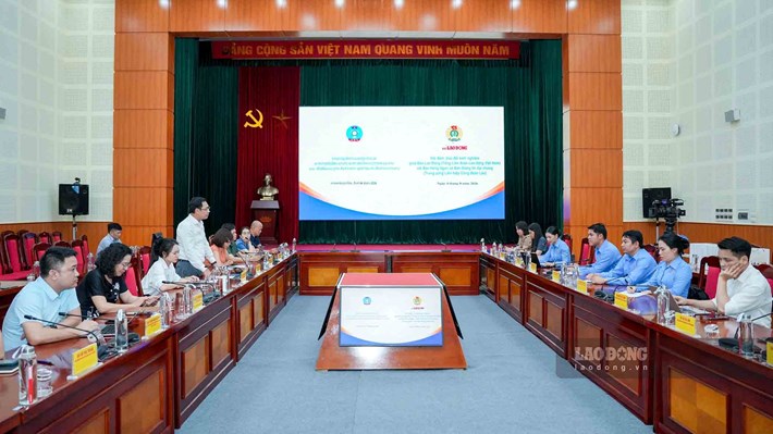 Hội đàm, trao đổi kinh nghiệm giữa Báo Lao Động (Tổng Liên đoàn Lao động Việt Nam) với Báo Heng Ngan và Ban thông tin đại chúng (Trung ương Liên hiệp Công đoàn Lào) chiều ngày 4.8. Ảnh: Hữu Chánh.

