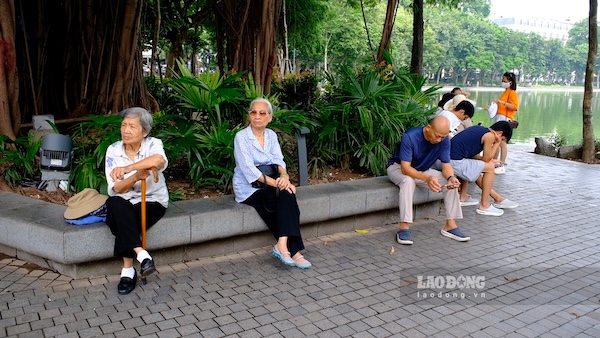 Người dân mong giảm gánh nặng từ đề xuất bảo hiểm y tế chi trả khám bệnh tại nhà