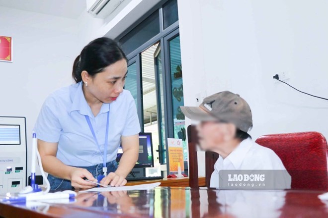 Nghệ An thí điểm đánh giá cán bộ bằng phần mềm KPI từ ngày 1.7. Trong ảnh, người dân tại Nghệ An được hướng dẫn giải quyết thủ tục hành chính. Ảnh: Duy Chương