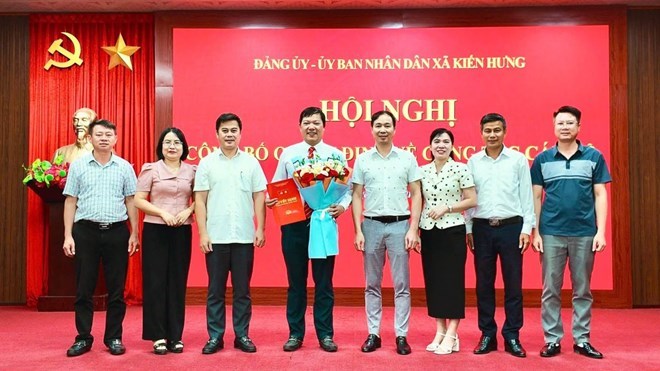 Xã Kiến Hưng công bố các quyết định về công tác cán bộ. Ảnh: Thông tin xã Kiến Hưng, Hải Phòng