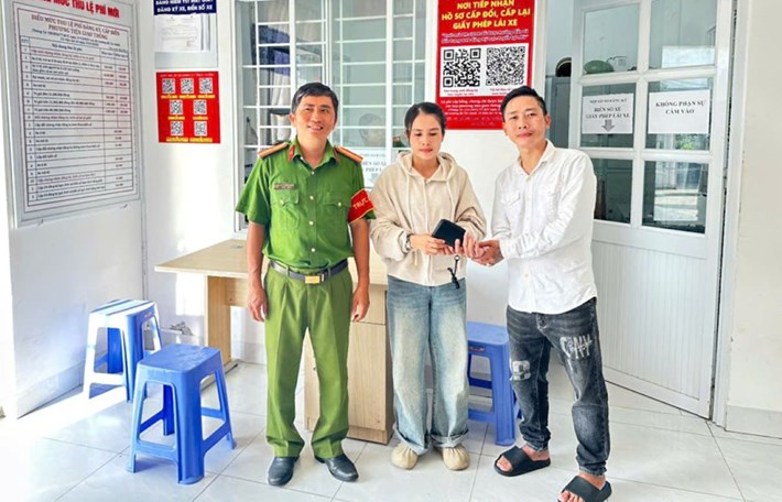 Người nhặt được ví trao trả tài sản cho người đánh rơi. Ảnh: Công an cung cấp
