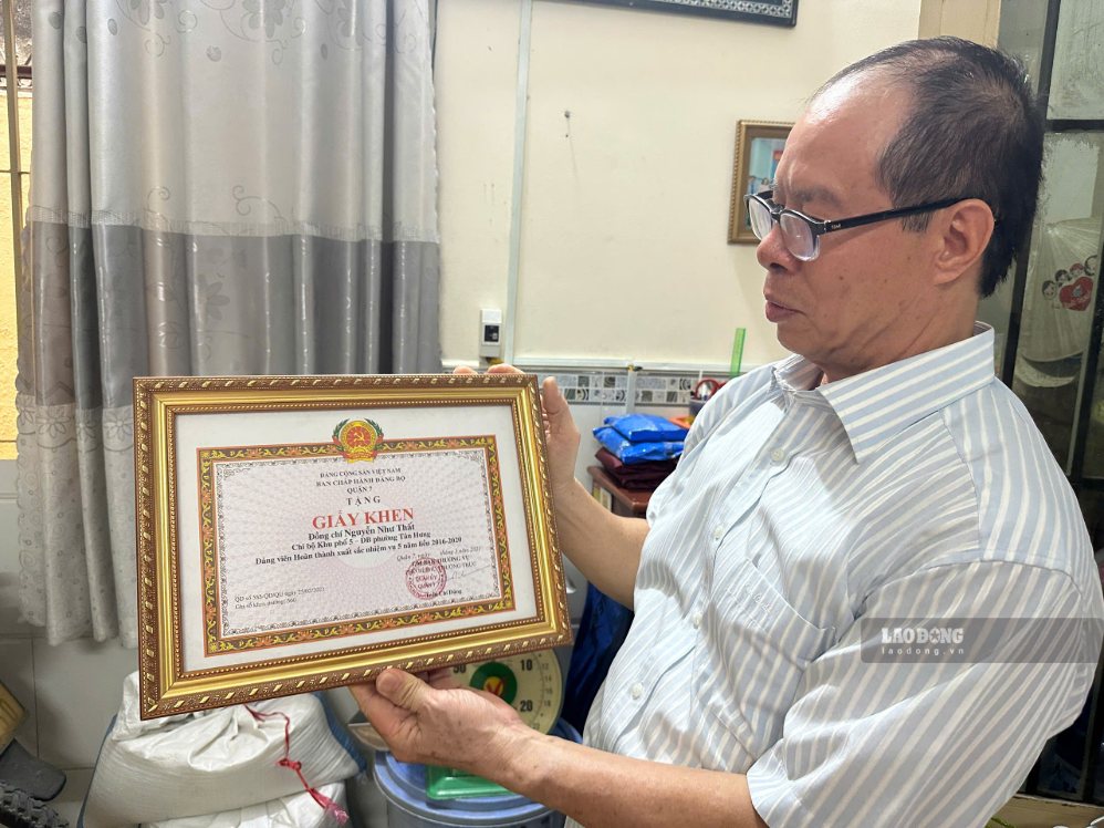 Ông Nguyễn Như Thất - Phó Bí thư chi bộ, Trưởng khu phố 8, phường Tân Hưng chia sẻ về những thành tích đạt được trong suốt thời gian công tác tại địa phương. Ảnh: Minh Tâm