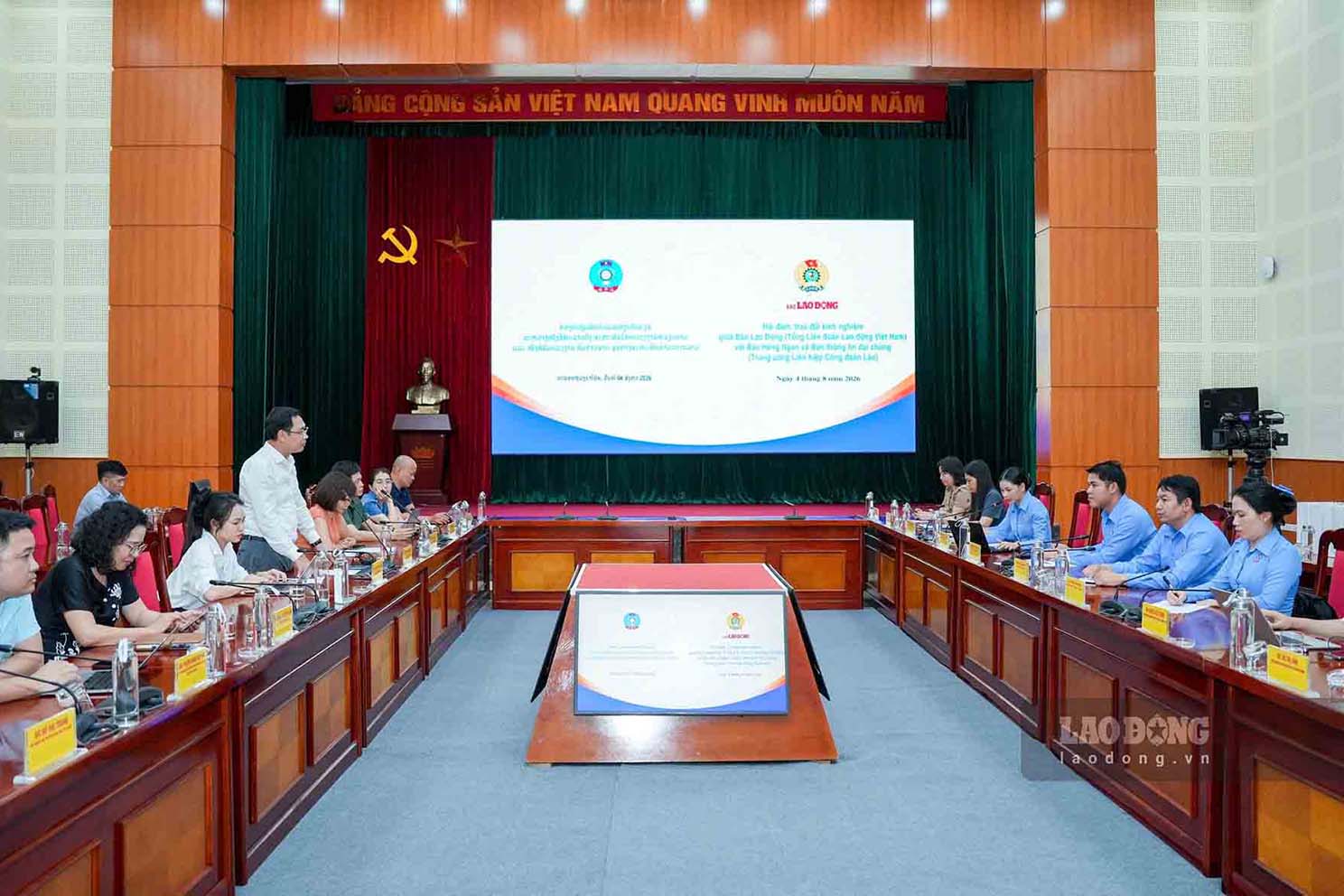 Báo Lao Động chia sẻ kinh nghiệm mô hình tòa soạn số với cơ quan báo chí Công đoàn Lào