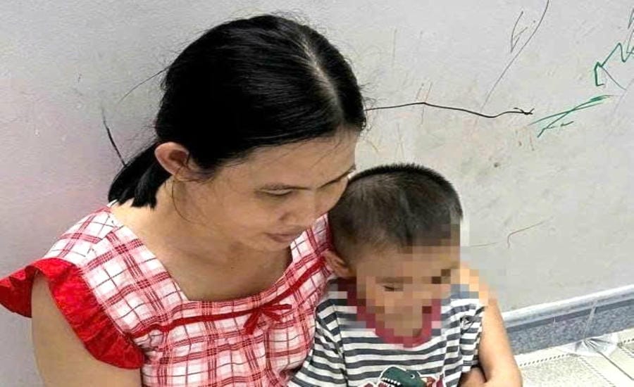 Dù con đã hơn 2 tuổi, nhưng hiện chị Nguyễn Thị Thúy Oanh, nguyên là công nhân Công ty Vinh Thông vẫn chưa được hưởng chế độ thai sản. Ảnh: Nhân vật cung cấp