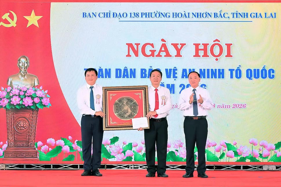 Bí thư Tỉnh ủy Gia Lai Thái Đại Ngọc tặng quà cho Nhân dân và cán bộ phường. Ảnh: Cổng thông tin Gia Lai
