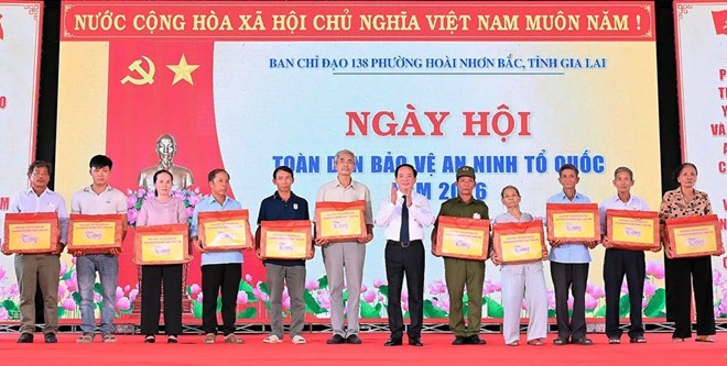 Ủy viên Bộ Chính trị, Bí thư Trung ương Đảng, Trưởng Ban Tuyên giáo Trung ương Trịnh Văn Quyết tặng quà cho các gia đình chính sách và cá nhân có thành tích xuất sắc trong xây dựng phong trào toàn dân bảo vệ ANTQ tại phường Hoài Nhơn Bắc. Ảnh: Cổng thông tin Gia Lai