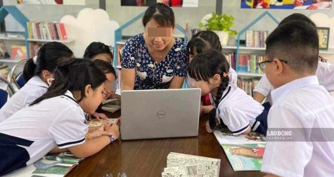 Một tiết hướng dẫn đọc của nhân viên thư viện tại trường học. Ảnh: Bích Hà