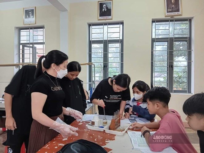 Giáo viên, nhân viên hợp đồng nếu đang được áp dụng tiền lương theo bảng lương của viên chức thì có thuộc đối tượng được hưởng phụ cấp theo Nghị định số 182/2026/NĐ-CP. Ảnh: Vân Trang