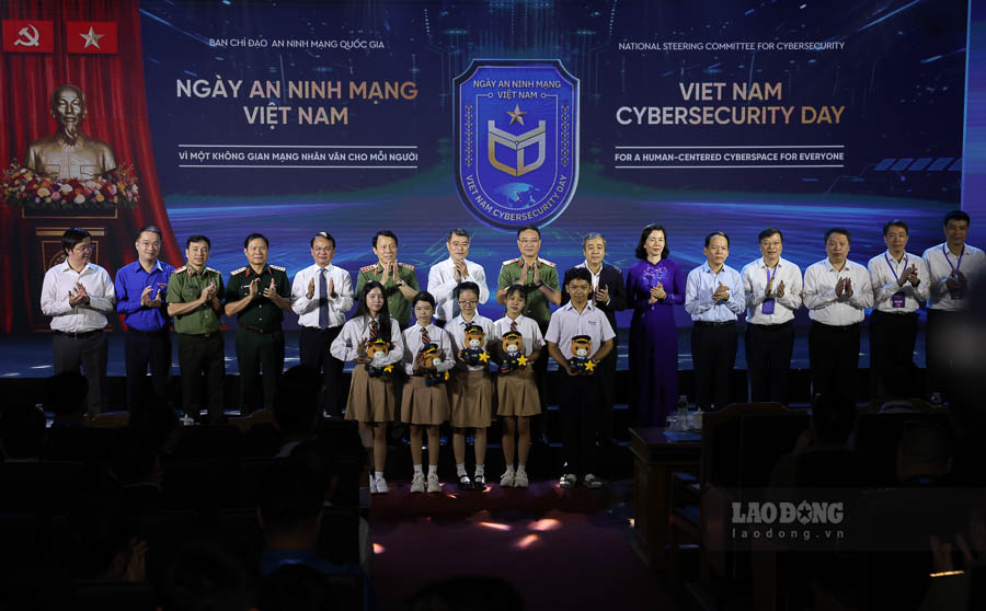 Thủ tướng Chính phủ Lê Minh Hưng và các đại biểu, các học sinh tại Lễ mít tinh. Ảnh: Hải Nguyễn