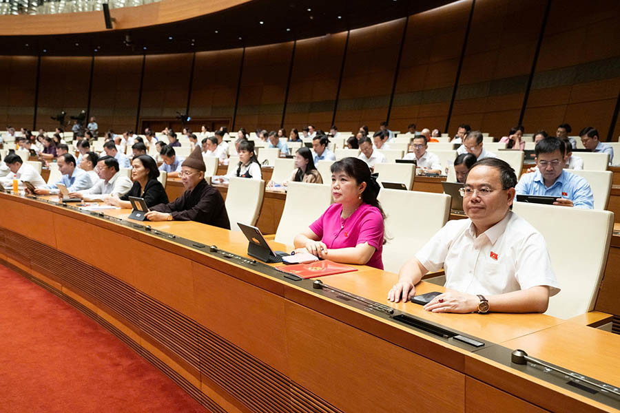 Các đại biểu nghe tờ trình, báo cáo Dự án. Ảnh: Media.quochoi.vn