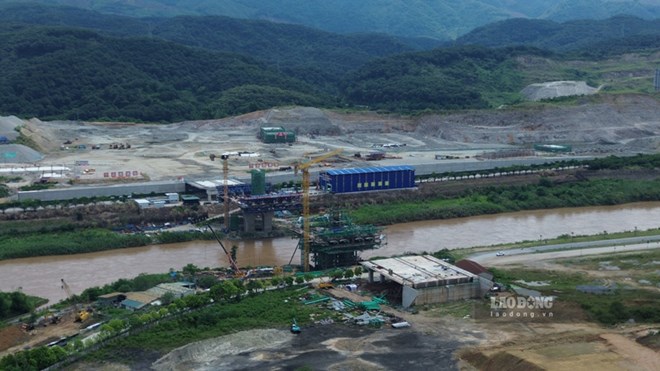 Dự án cầu biên giới qua sông Hồng đã hoàn thành khoảng 60% khối lượng, phấn đấu hoàn thành vào cuối năm 2026. Ảnh: Đinh Đại.