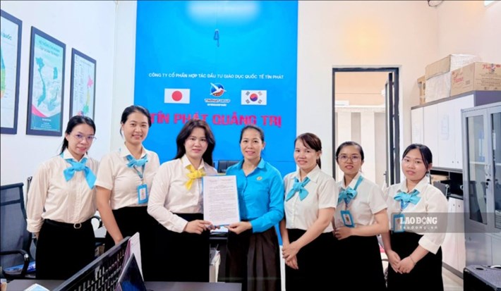 Công đoàn phường Nam Đông Hà trao quyết định thành lập Công đoàn cơ sở. Ảnh: Hoài Như