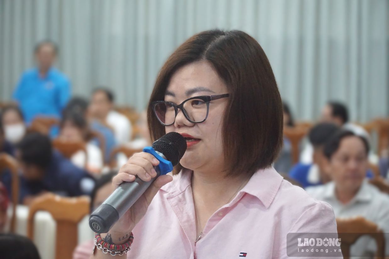 Người lao động Cà Mau quan tâm đến môi trường lao động, các chính sách liên quan đến quyền, lợi ích hợp pháp của người  lao động. Ảnh: Nhật Hồ.