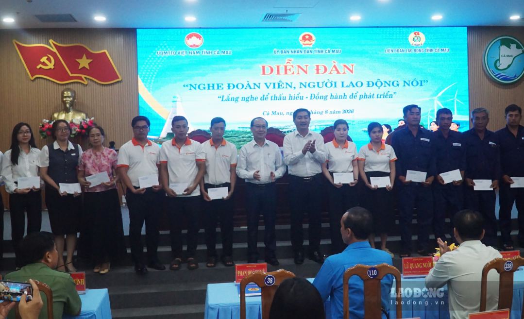 Tại diễn đàn, nhiều  phần quà được trao cho công nhân lao động khó khăn tại Cà Mau. Ảnh: Nhật Hồ.