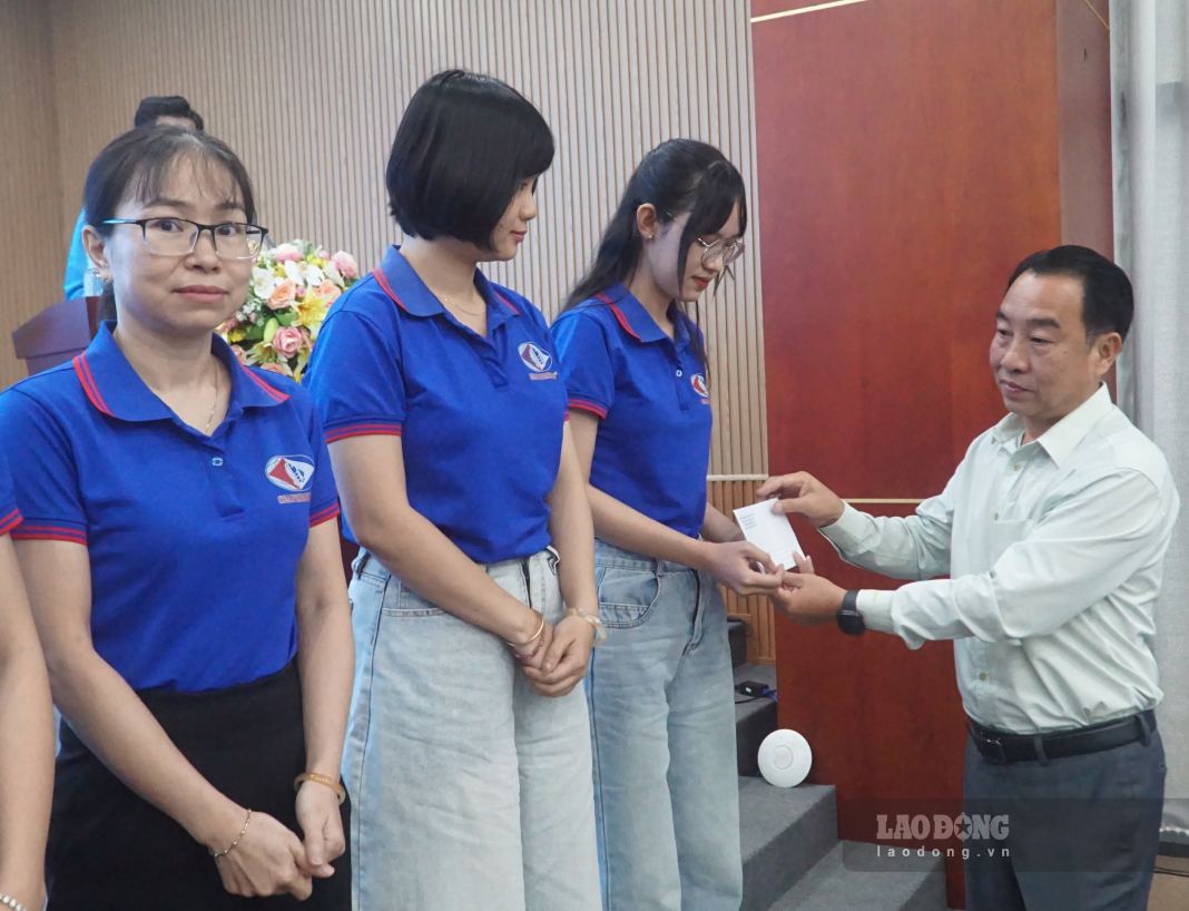 Chủ tịch UBND tỉnh Cà Mau Lữ Quang  Ngời tặng quà cho công nhân lao động. Ảnh: Nhật Hồ.