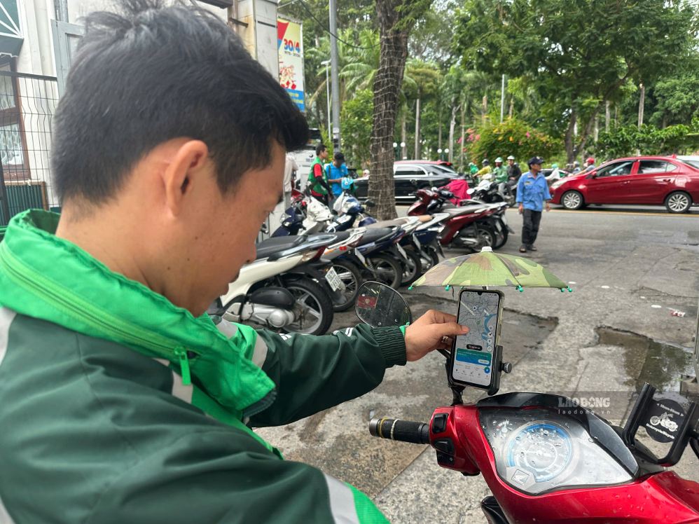 Anh Phát mở ứng dụng để chuẩn bị chở khách. Ảnh: Minh Tâm