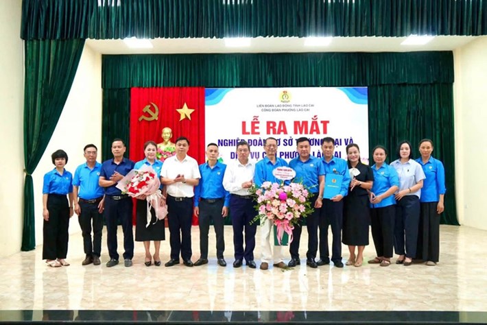 Công đoàn phường Lào Cai mở rộng mạng lưới công đoàn cơ sở, phát triển đoàn viên, tạo chỗ dựa vững chắc cho người lao động trong lĩnh vực thương mại, dịch vụ. Ảnh: Công đoàn phường Lào Cai
