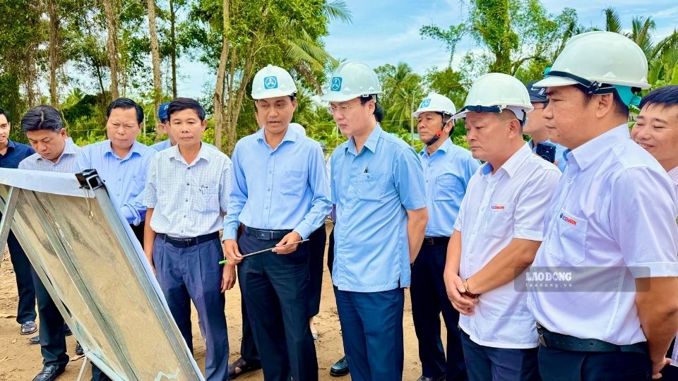 Chủ tịch UBND tỉnh Vĩnh Long Trần Trí Quang (hàng trước, thứ 3 từ phải sang) nghe báo cáo, chỉ đạo tháo gỡ vướng mắc nhằm đẩy nhanh tiến độ các dự án trọng điểm. Ảnh: Hoàng Lộc