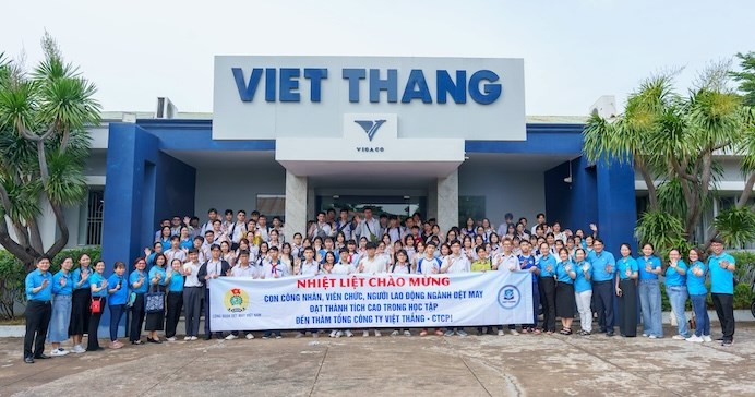 Con em cán bộ, công nhân viên, người lao động có thành tích xuất sắc trong học tập và rèn luyện năm học 2025-2026 được tuyên dương tham quan thực tế tại Tổng Công ty Việt Thắng - CTCP. Ảnh: Công đoàn Dệt may Việt Nam
