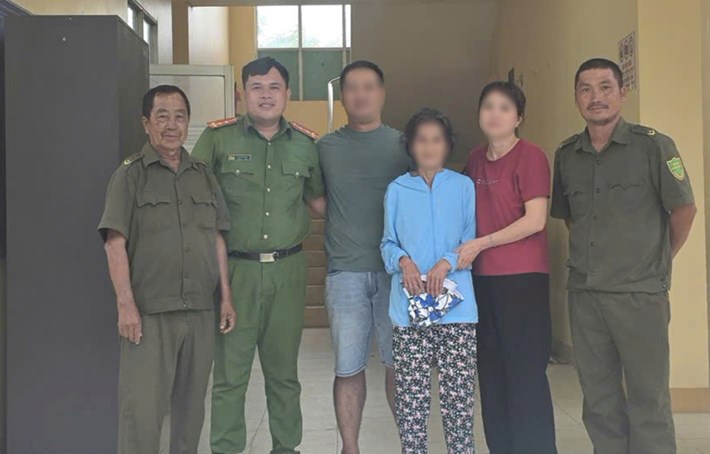 Công an phường Mũi Né bàn giao nữ du khách đi lạc cho gia đình. Ảnh: Công an cung cấp
