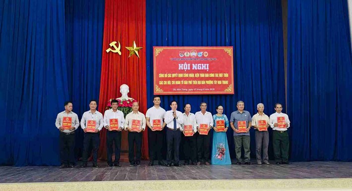Địa phương vừa kiện toàn Ban Công tác Mặt trận, Chi hội trưởng, Chi hội phó và Bí thư, Phó Bí thư Chi đoàn tại các tổ dân phố. Ảnh: Mặt trận Phường Tây Nha Trang
