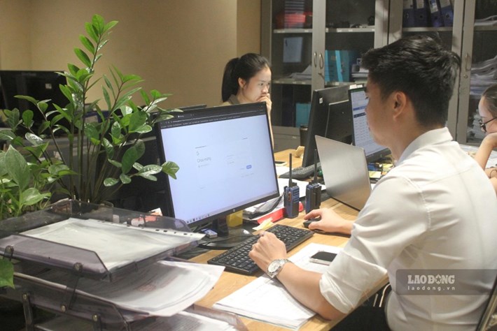 Lao động 40-45 tuổi đối mặt với nguy cơ bị đào thải lớn do tâm lý ngại thay đổi, chậm cập nhật kĩ năng công nghệ và thụ động trước các công cụ sản xuất mới. Ảnh: Quỳnh Chi
