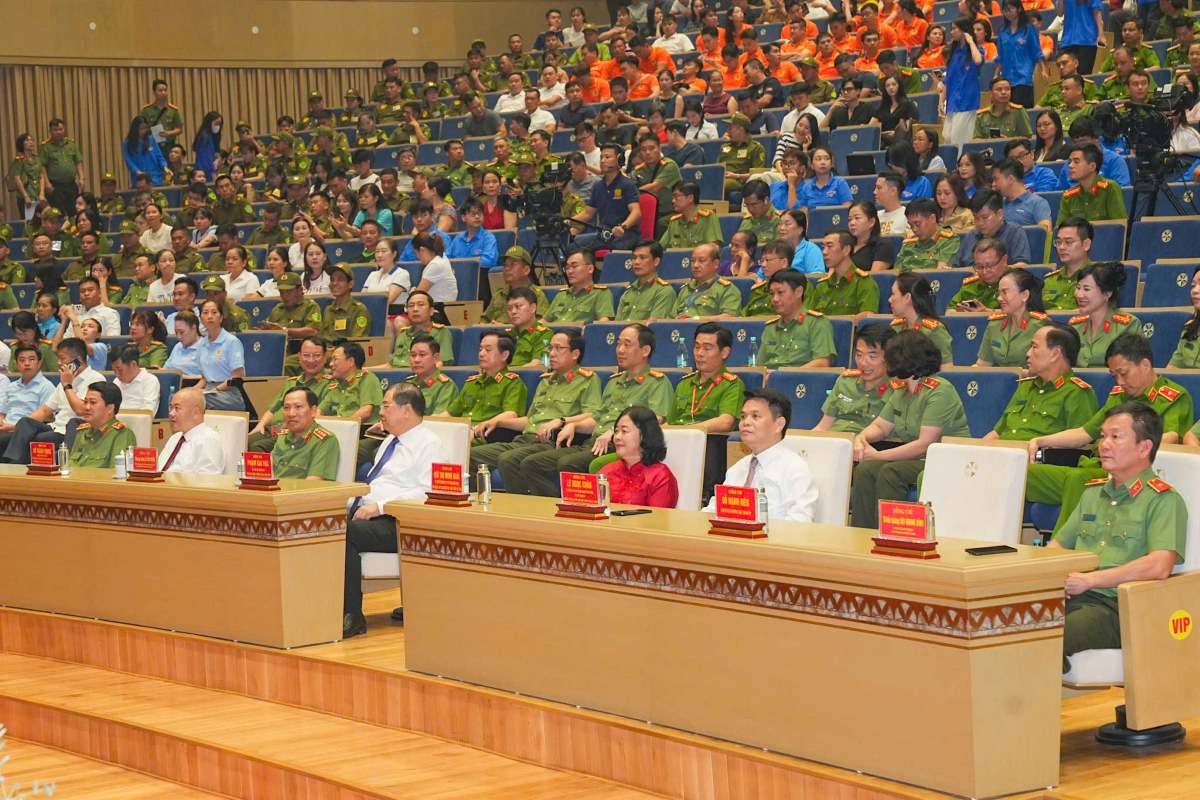 Lãnh đạo Đảng, Nhà nước, Bộ Công an, TP Hải Phòng dự chương trình. Ảnh: Vũ Duyên