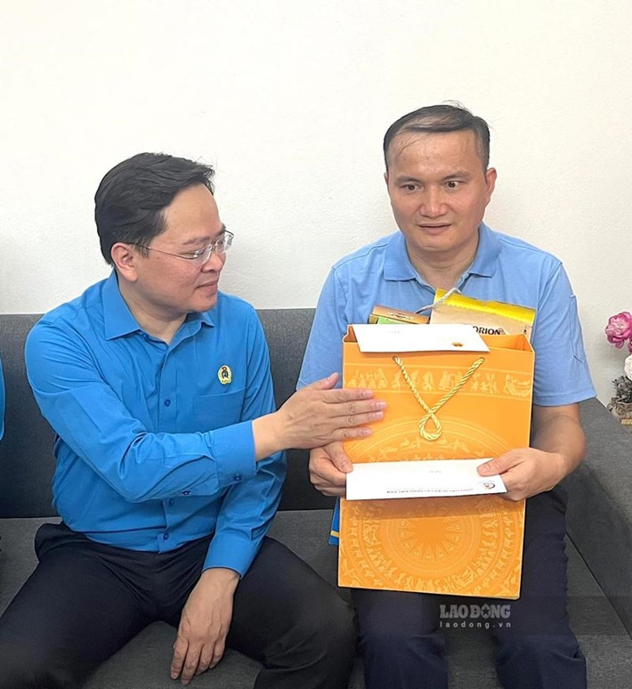 Ủy viên Trung ương Đảng, Chủ tịch Tổng LĐLĐVN Nguyễn Anh Tuấn trao món quà từ chương trình và có lời động viên tới anh Cao Văn Tuấn (bên phải). Ảnh: Kiều Vũ