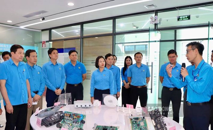 Phó Chủ tịch Thường trực Tổng LĐLĐ Việt Nam Ngọ Duy Hiểu cùng các đại biểu tham dự chương trình. Ảnh: Thu Huệ