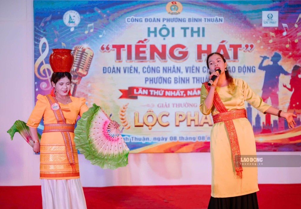 Đoàn viên cất tiếng hát tại hội thi do Công đoàn phường Bình Thuận tổ chức