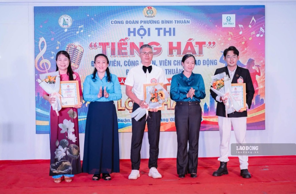 Ban tổ chức trao thưởng cho các thí sinh đạt giải cao trong hội thi. Ảnh: Phạm Duy