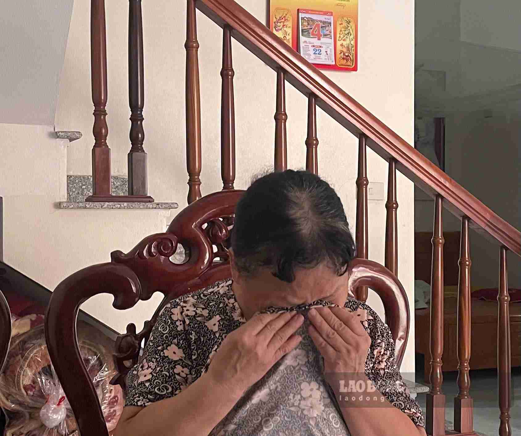 Nhắc đến hai cháu, bà Gợn không kìm được nước mắt vì lo các cháu phải dang dở việc học.
