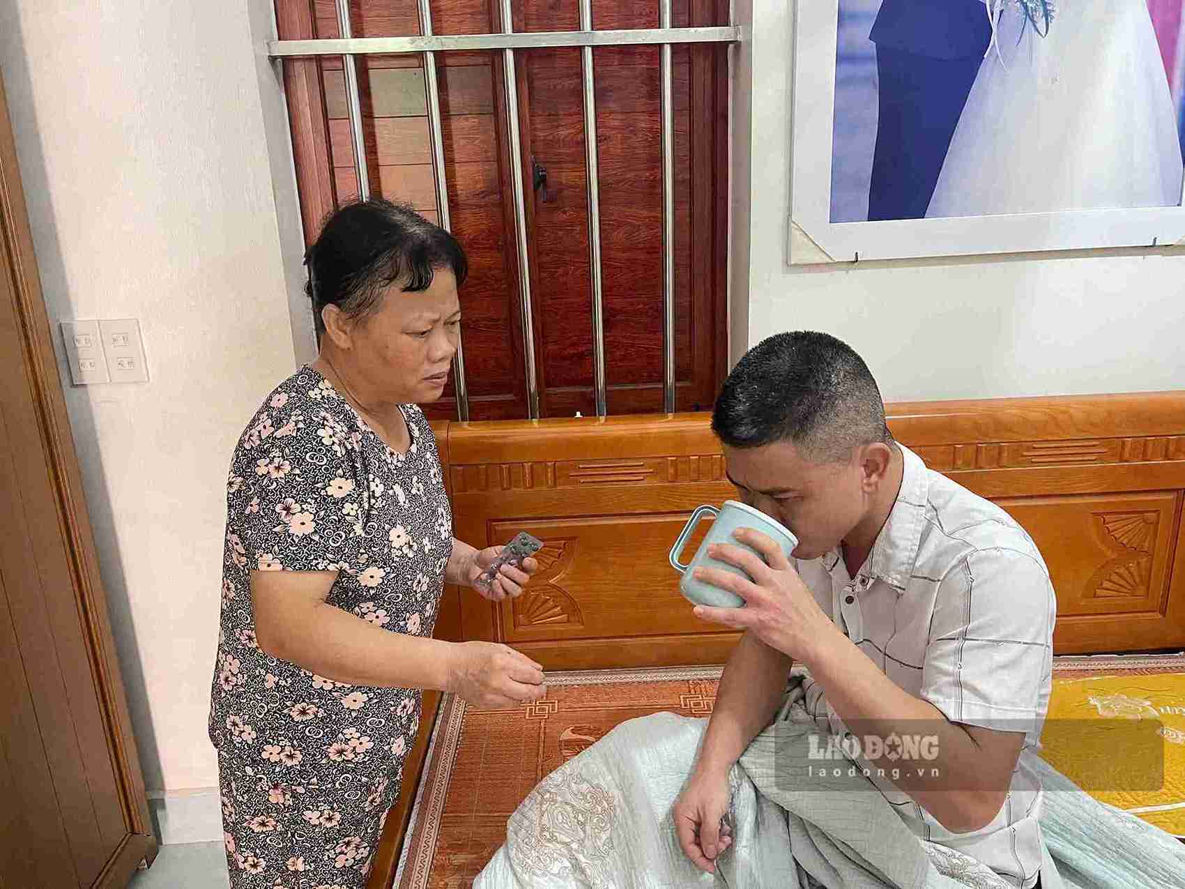 Con trai bà Gợn mắc bệnh nhiều năm, lúc tỉnh táo, lúc không còn nhận thức bình thường. Ảnh: Mai Hương