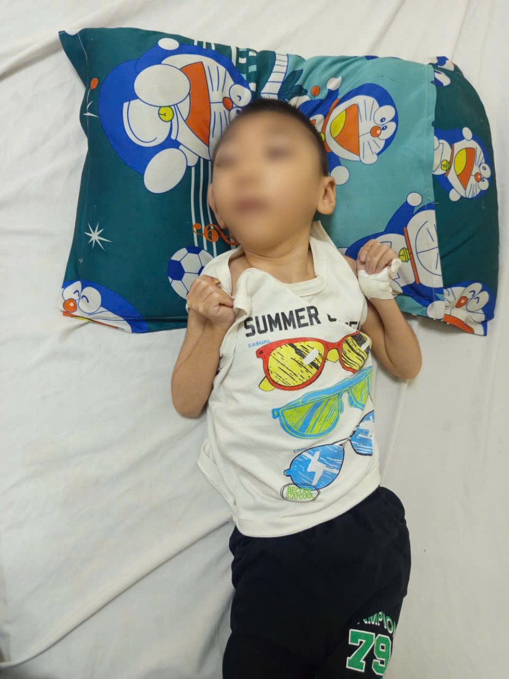 Chị Lanh chỉ mong có tiền cho con đủ duy trì thuốc chống co giật. Ảnh: Gia đình cung cấp