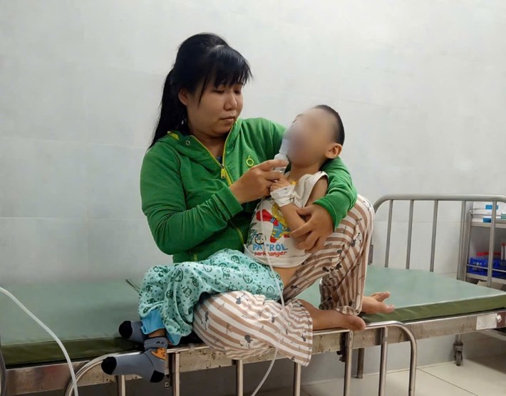 Con trai mắc bại não, động kinh, gia đình chị Lanh kiệt quệ vì chỉ trông chờ vào đồng lương công nhân ít ỏi của người chồng. Ảnh: Gia đình cung cấp