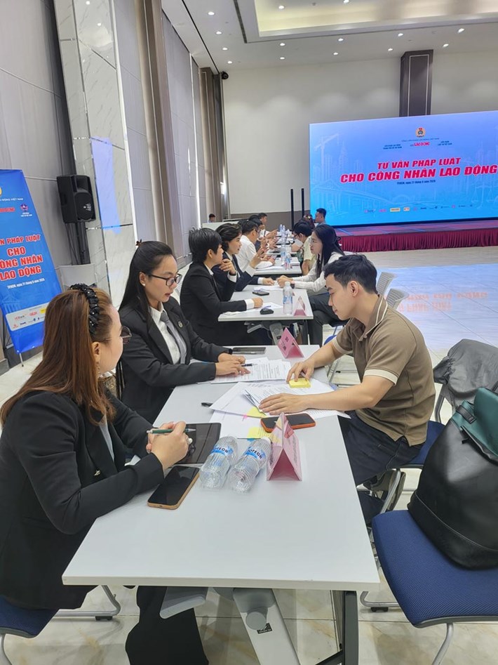 Abogados asesorando gratuitamente a los trabajadores en el programa "Transferencia de Salud y Asesoramiento Legal para Trabajadores" el 21 de junio en Ciudad Ho Chi Minh. Foto: Minh Bằng