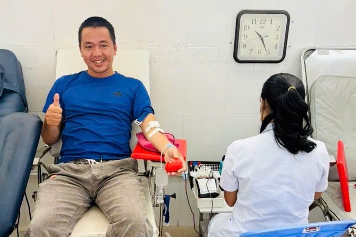 Trung úy Đỗ Hữu Thìn hiến máu tại Bệnh viện Đa khoa Ninh Thuận, lan tỏa hình ảnh đẹp của người cán bộ công an nhân. Ảnh: Công an tỉnh Khánh Hòa