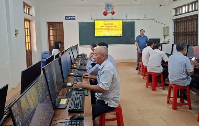 Tập huấn, hướng dẫn trực tiếp cho đội ngũ cán bộ thôn ở xã Ninh Cường, tỉnh Ninh Bình. Ảnh: Cổng TTĐT xã Ninh Cường 