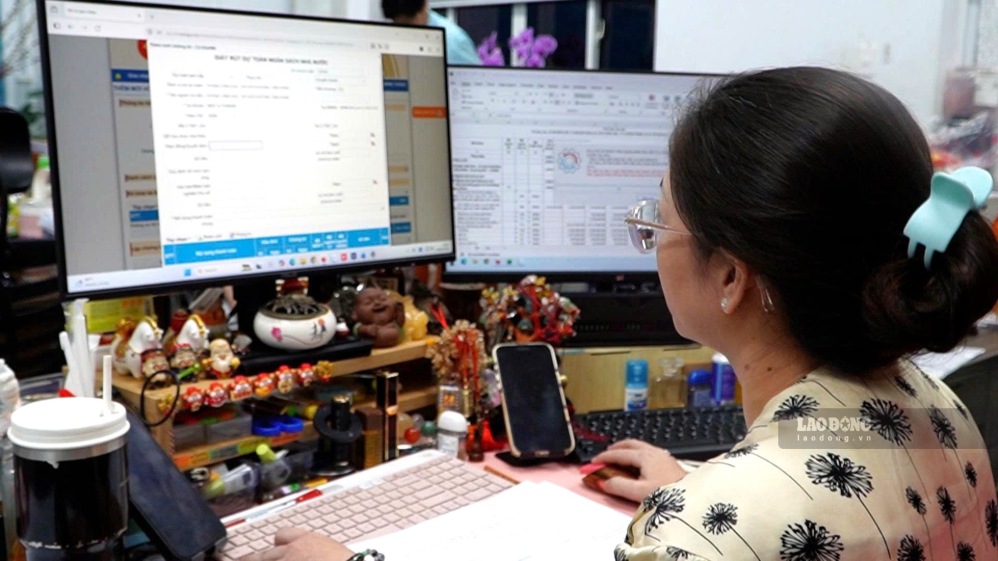 Chị Nguyễn Ngọc Thùy Giang làm việc buổi tối để xử lý hồ sơ. Ảnh: Ngọc Ánh 