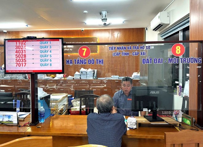 Cán bộ Trung tâm Phục vụ hành chính công phường Tân Hưng (TPHCM) làm thêm ngoài giờ giải quyết hồ sơ cho người dân. Ảnh: Minh Tâm 