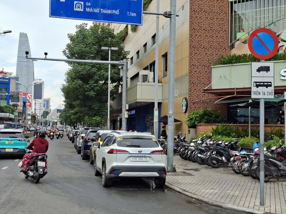 Ôtô ngang nhiên đỗ trên đường Phạm Hồng Thái bất chấp biển cấm. Ảnh: Minh Quân 