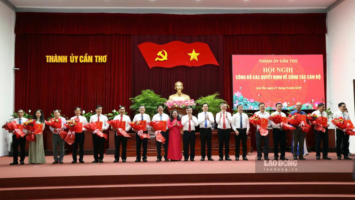 Lãnh đạo Thành ủy, UBND TP Cần Thơ trao quyết định và tặng hoa cho các cán bộ được phân công, điều động, bổ nhiệm, giao quyền, chỉ định, giới thiệu ứng cử. Ảnh: Tạ Quang