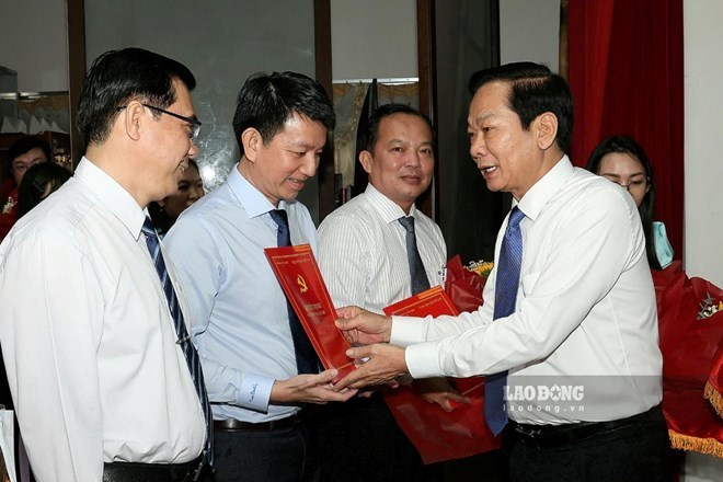Ông Nguyễn Thanh Bình - Ủy viên Trung ương Đảng, Bí thư Thành ủy Cần Thơ trao quyết định cho các cán bộ. Ảnh: Tạ Quang