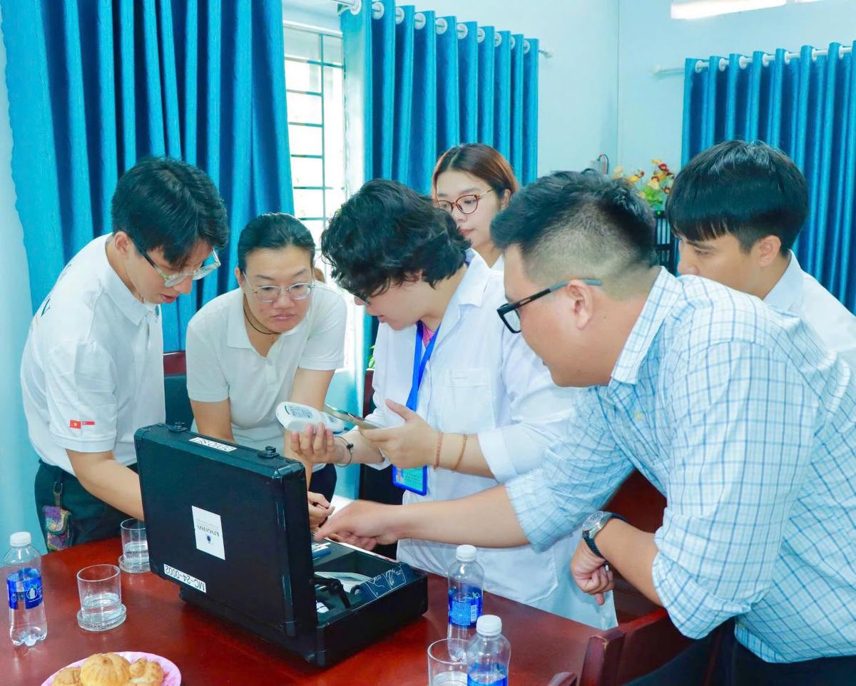 Bàn giao Vali khám sức khỏe thông minh cho Trạm Y tế xã Đất Đỏ. Ảnh: Sở Y tế TPHCM cung cấp